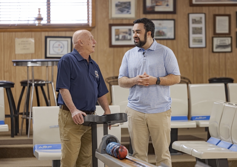 Senator Nick Pisciottano visits Glassport Lanes.