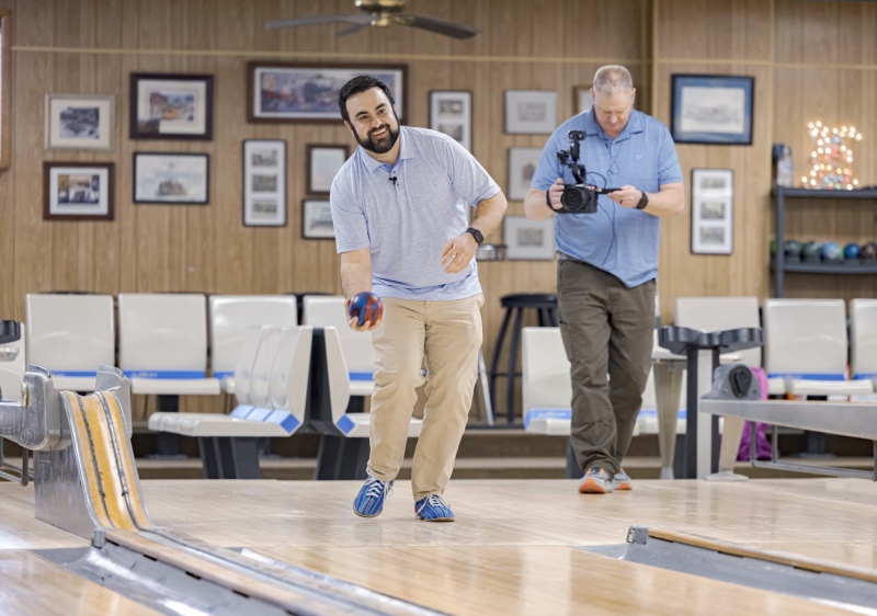 Senator Nick Pisciottano visits Glassport Lanes.